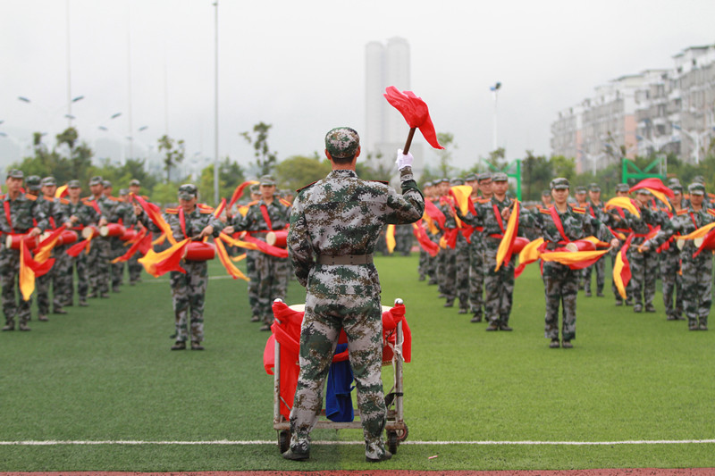 学院隆重举行2015级新生军训汇报表演暨开学典礼仪式
