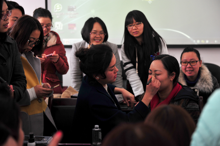 化出美丽与自信——学院工会为女职工组织举办化妆培训课