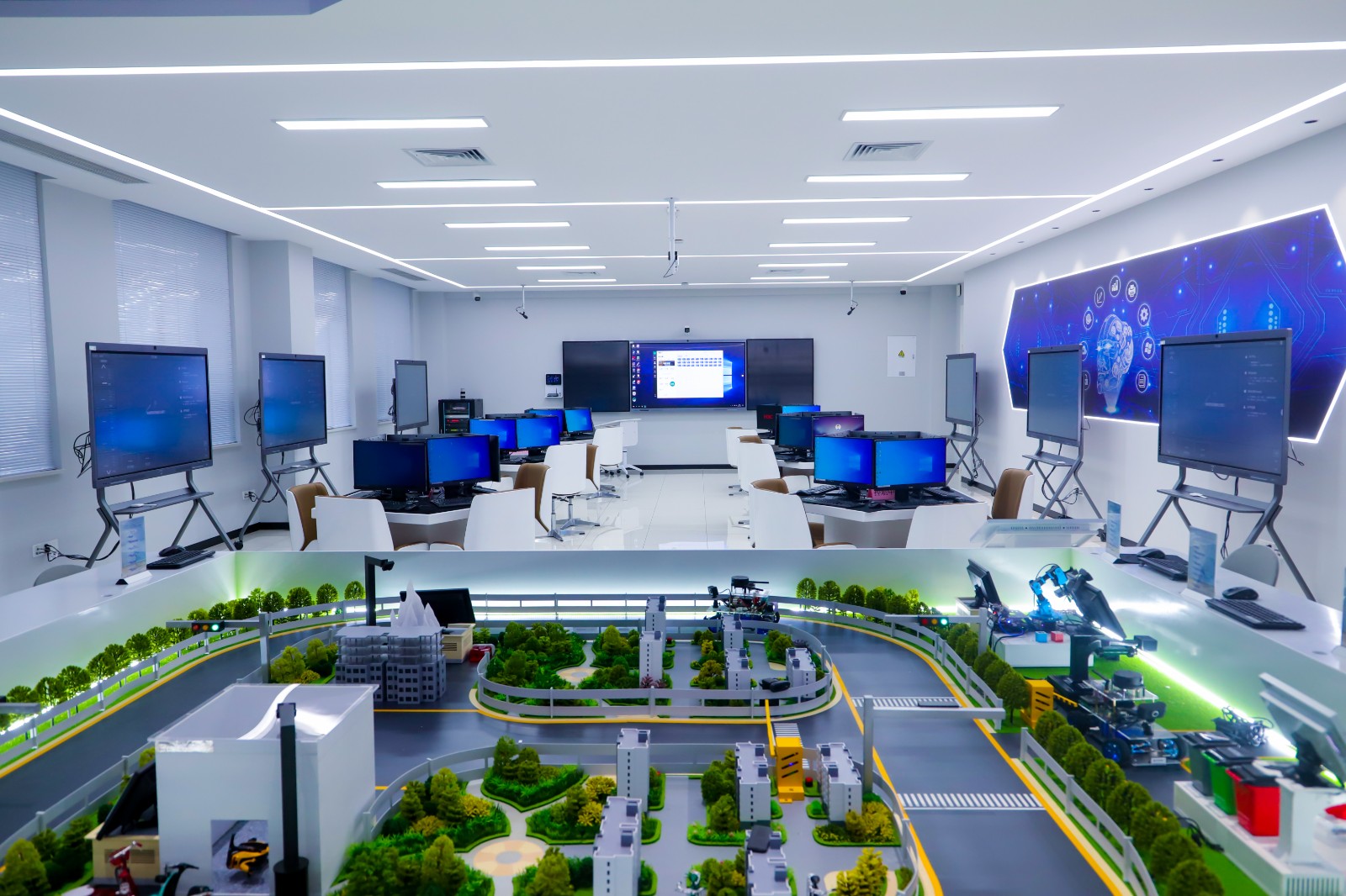 智慧赋能,我校人工智能大数据实训基地建成投用 - 学校动态 - 重庆公共运输职业学院