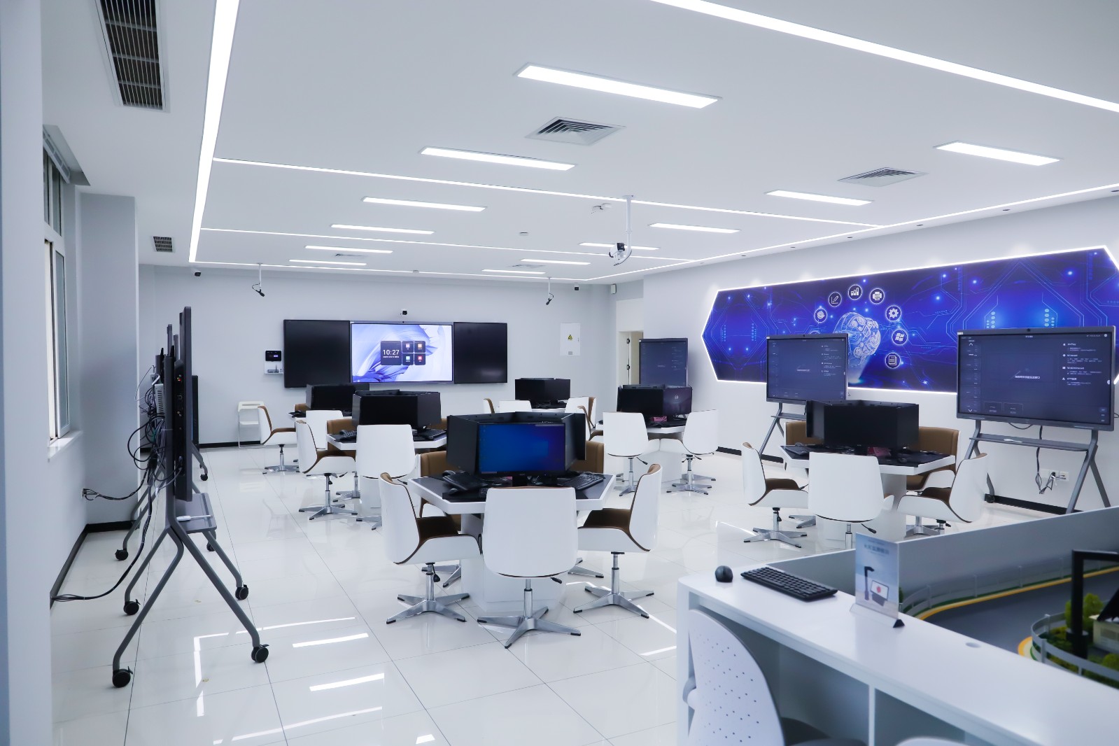 智慧赋能,我校人工智能大数据实训基地建成投用 - 学校动态 - 重庆公共运输职业学院