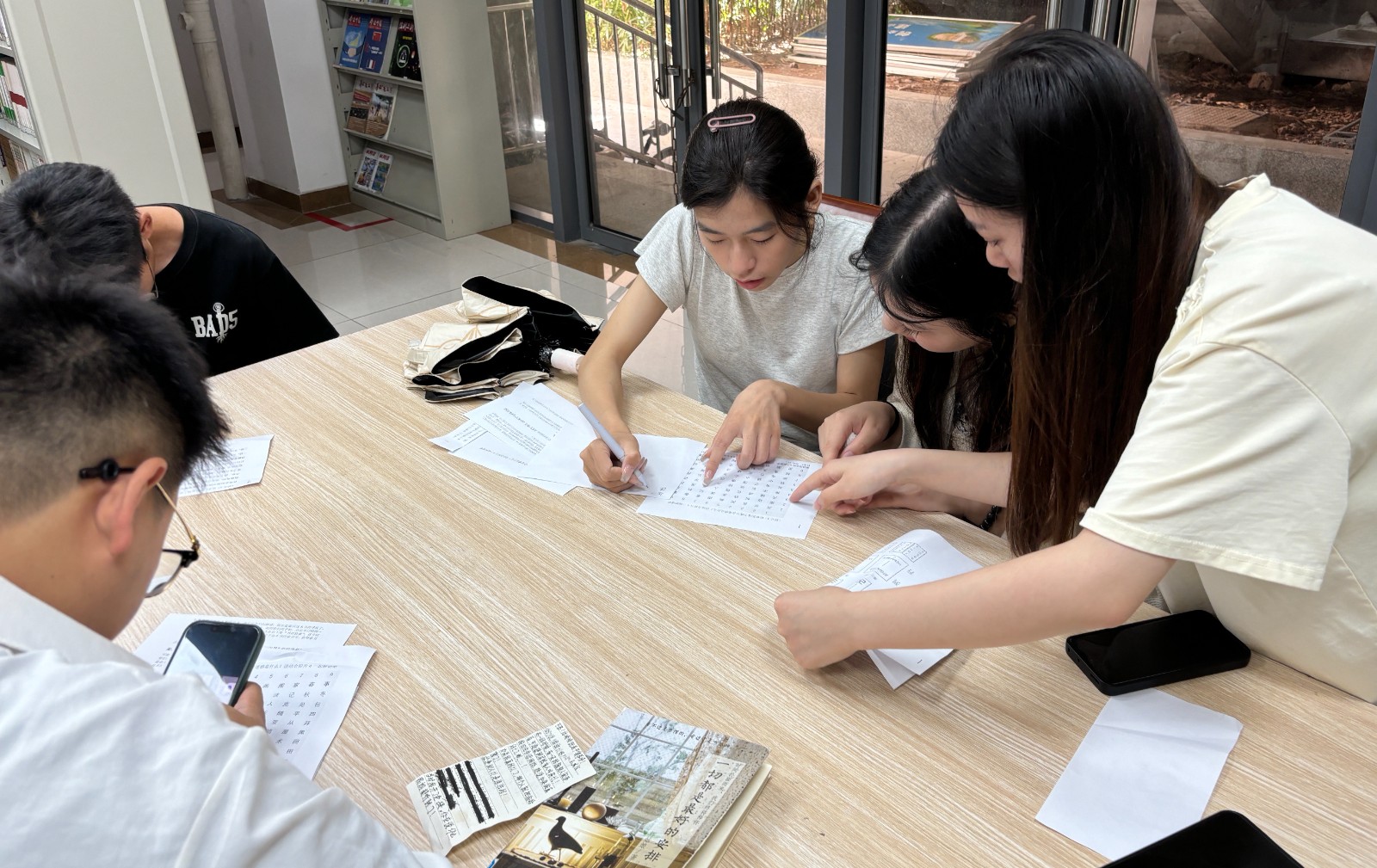 在主校区举办的这场“寻宝”活动，吸引众多同学参与 - 学校动态 - 重庆公共运输职业学院
