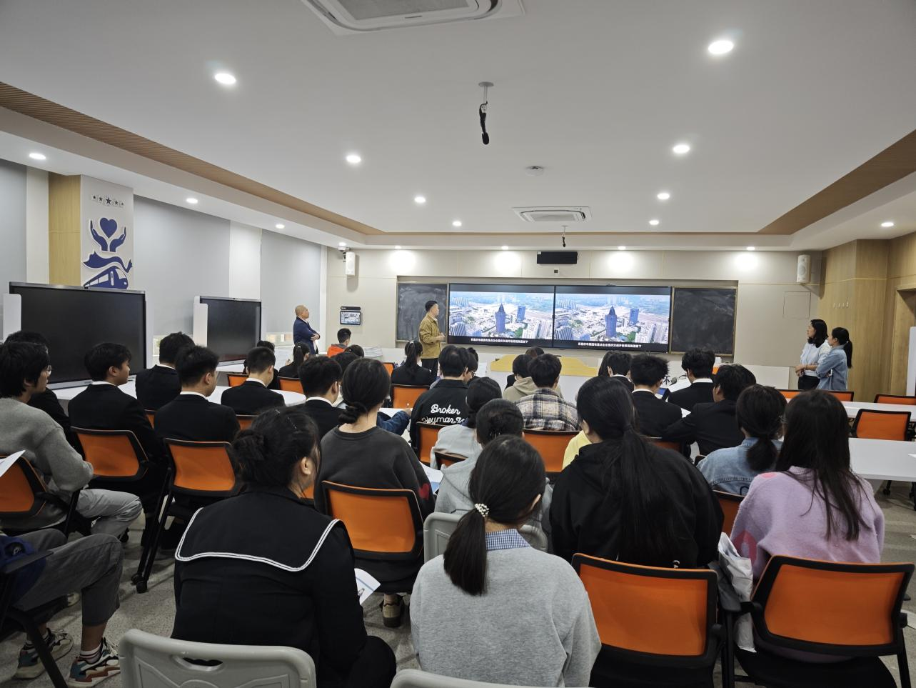 智慧交通学院举办重庆通邑公司轨道交通一、二号线安检员校园专场招聘会 - 学院动态 - 重庆公共运输职业学院