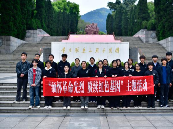 学校组织师生代表开展清明祭英烈活动