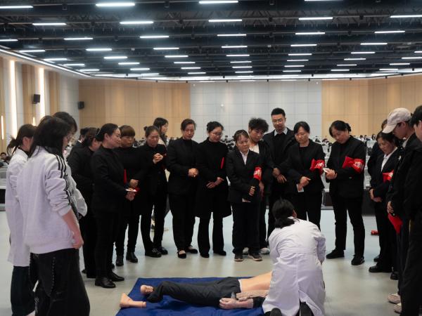 我校开展校园急救知识与技能培训