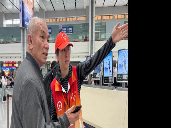 我校又有80多名同学参加清明假期铁路志愿服务