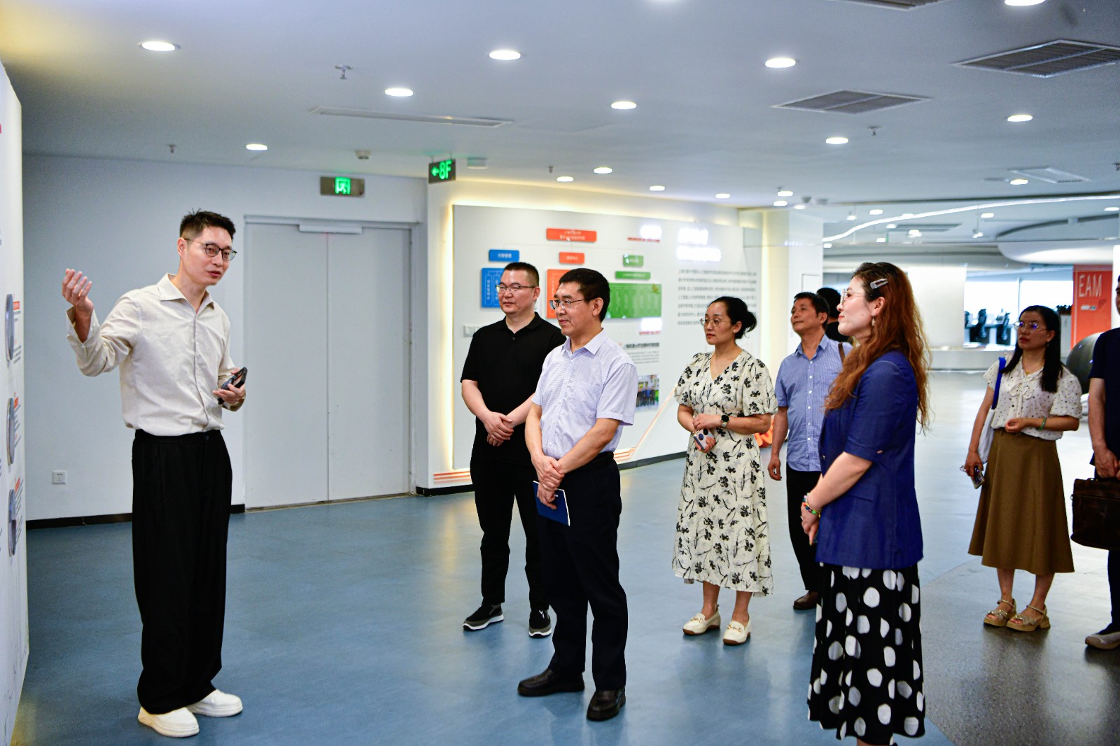 吴海峰校长率队到上海交通大学重庆人工智能研究院走访调研