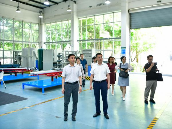 重庆市质量安全考试中心负责人到我校调研
