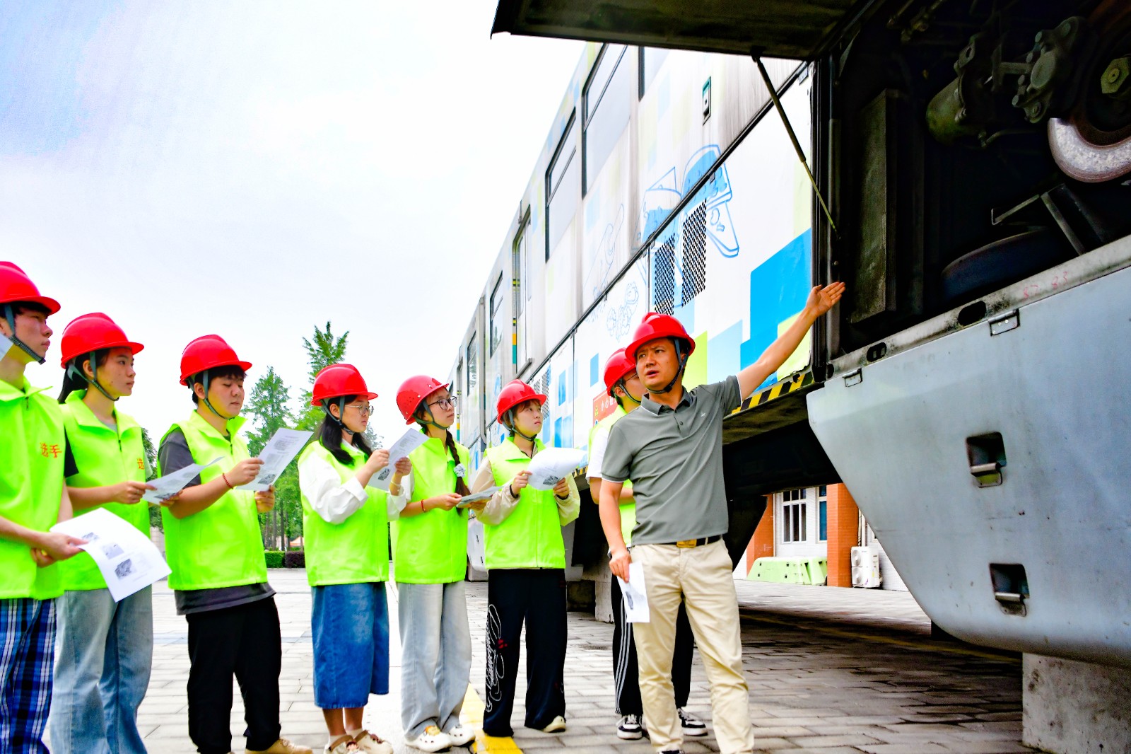 实车实景 轨道交通学院这堂跨座式轨道转向架结构认知课效果实打实