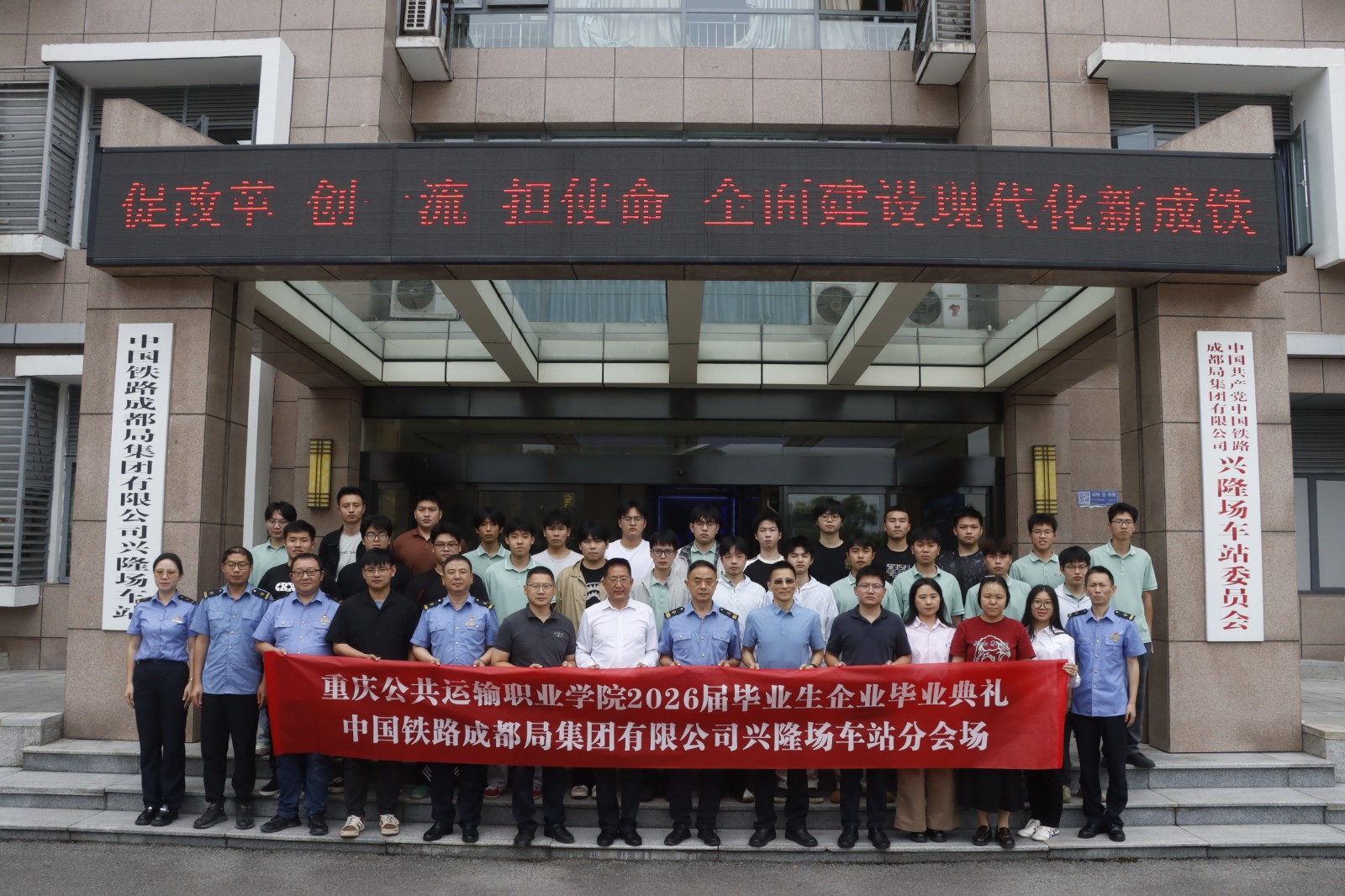 校领导走进企业，把毕业证送到不能返校参加毕业典礼学生手上
