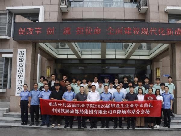校领导走进企业，把毕业证送到不能返校参加毕业典礼学生手上