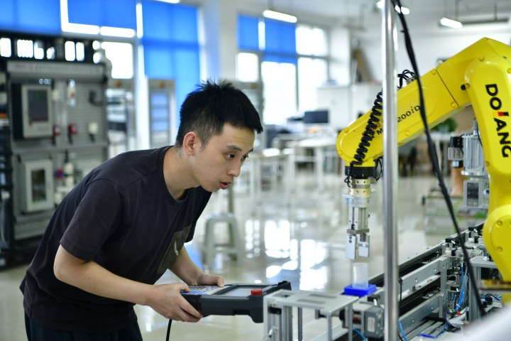 我校龚清林电工市级首席技能大师工作室获批立项
