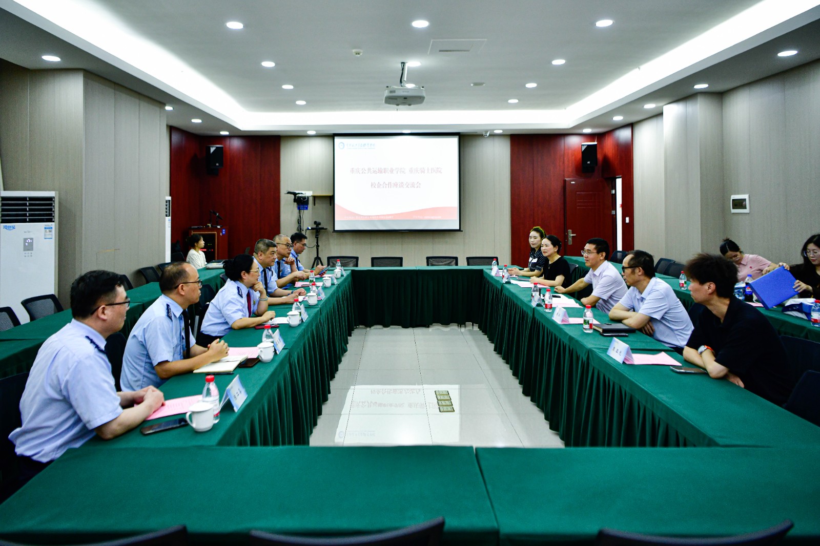 聚焦康养人才培养‼️  我校与骑士医院座谈交流