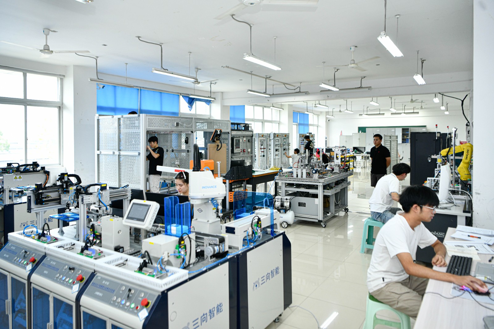 暑期校园实训场，师生团队备赛忙
