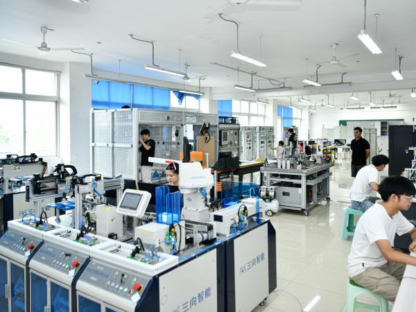 暑期校园实训场，师生团队备赛忙
