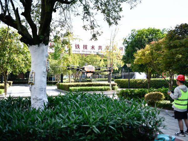 我校（重庆交通工匠学院）和重庆环卫集团联办无人机操作技能培训