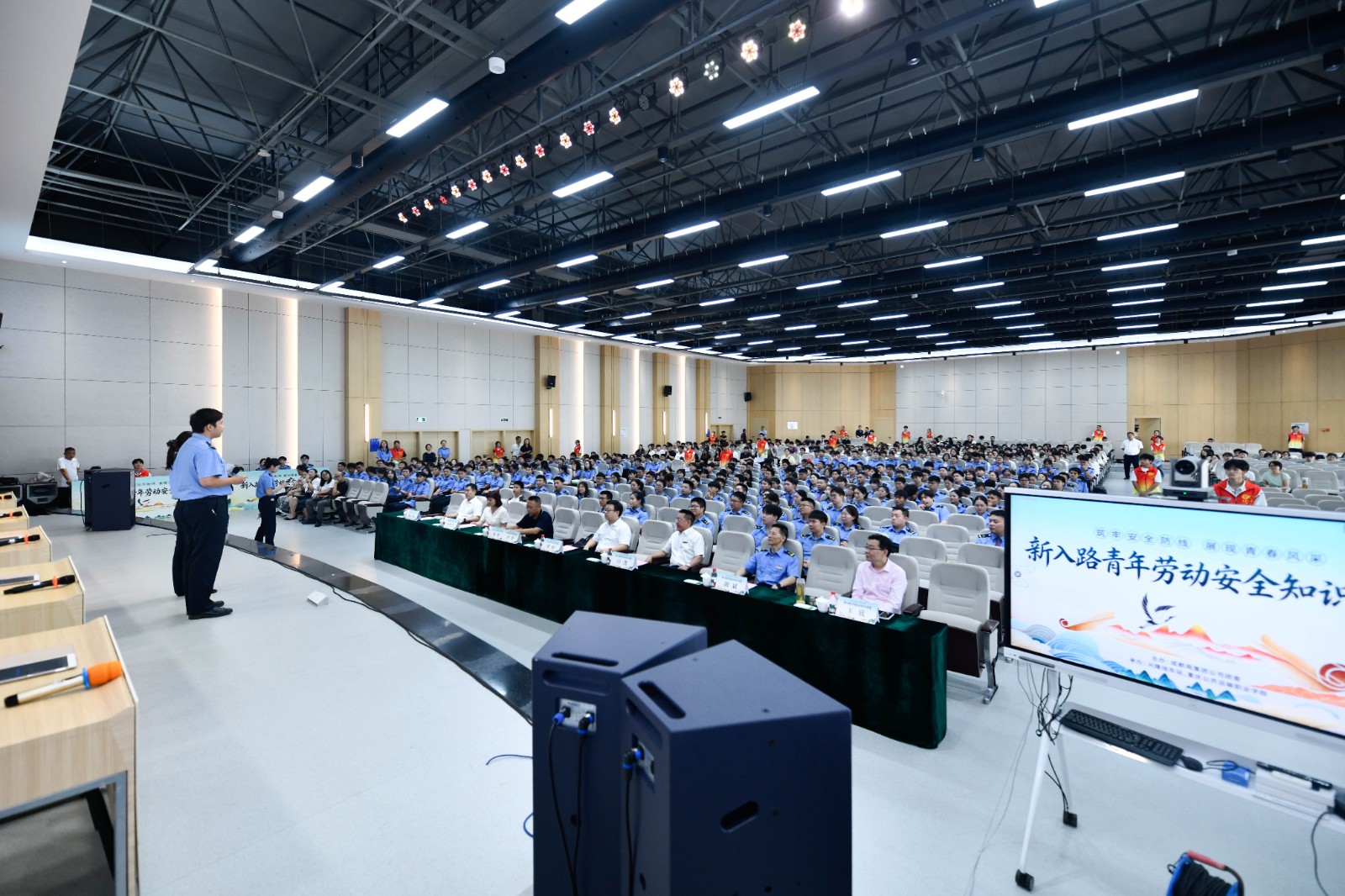 中国铁路成都局集团新入路青年劳动安全知识竞赛在我校举行