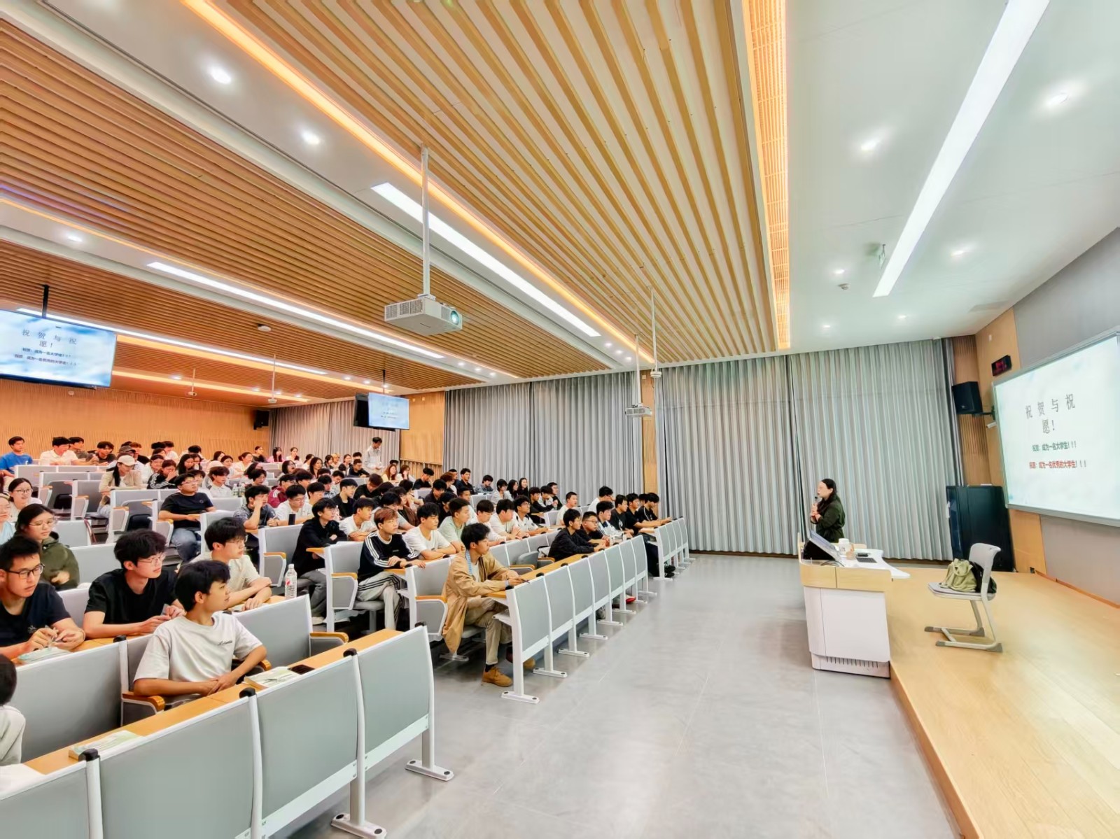 白凯等校领导检查督导2026级新生开课首日教学工作
