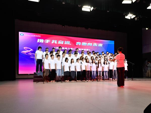 智能装备学院举办新生合唱比赛