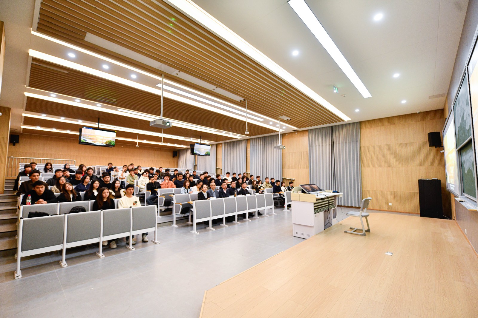 国际学生汉语培训项目正式开班